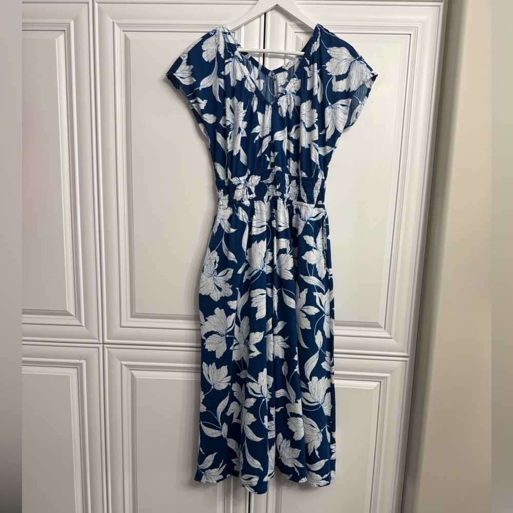 GAP Sz Medium Smocked V-Neck Maxi Dress Short Sleeve Blue + White Floral Print